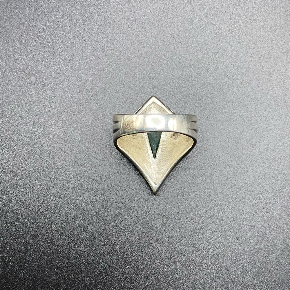 Sterling Silver Pointer Ring with Emerald Green Stone - Picture 11 of 16